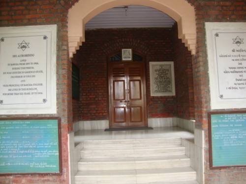 Entry-gate-to-Sri-Aurobindo-Ashram-Vadodara.jpg