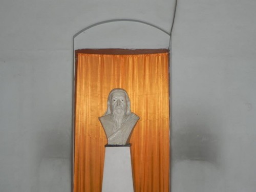 Sri-Aurobindo-bust-at-Sri-Aurobindo-Ashram-Vadodara.jpg