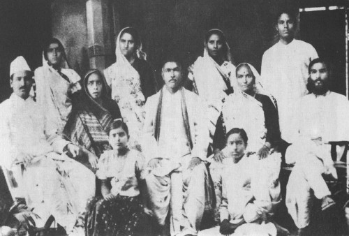 Top: Taraben (Sunderlal’s wife), Motiba (Champaklal’s aunt), Ambaben (Champaklal’s elder sister), Kantilal (Champaklal’s brother)
Center: Sunderlal (Champaklal’s brother), Pavatiben (Motiba’s elder sister), Chhotelal and Umiyaben (Champaklal’s parents), Champaklal
Bottom: Laxmi (Ambaben’s daughter ), Bansidhar (Champaklal’s brother)