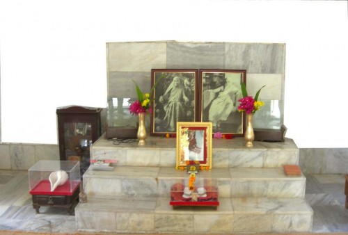 Sri-Aurobindo-Center-Jantral-Champaklal-last-rites-were-done-here-4416764349543.jpg