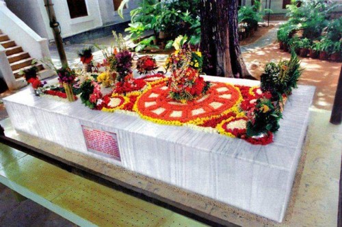 26-Samadhi--Sri-Aurobindo-Ashram.jpg