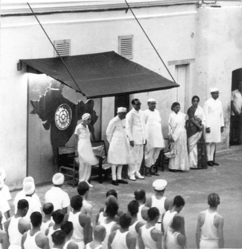 109_Jawahar-Lal-Nehru-at-Sri-Aurobindo-Ashram.jpg