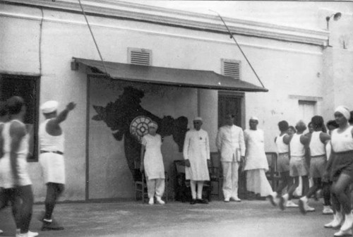 132_Jawahar-Lal-Nehru-at-Sri-Aurobindo-Ashram.jpg