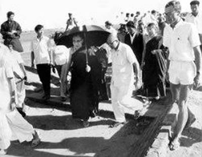 Dalai-Lama-at-Sri-Aurobindo-Ashram-1.jpg