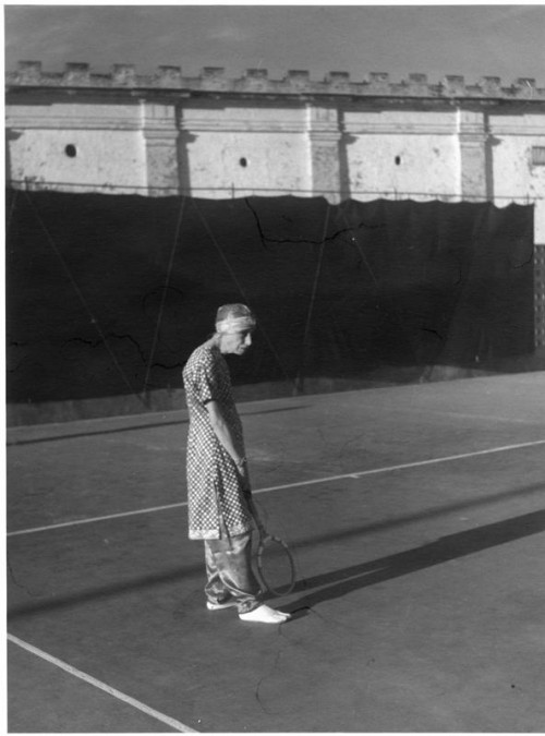 Mother Playing Tennis $ (114)