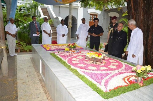 Hon. President Pranab Mukherjee Visiting Ashram (1)