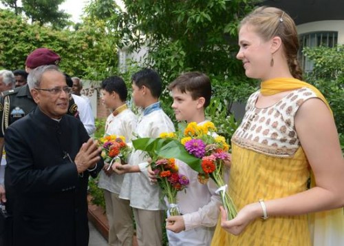 Hon.-President-Pranab-Mukherjee-Visiting-Ashram-2.jpg