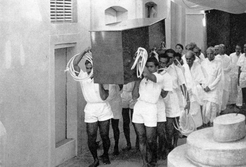 Nolini Kanta following the Mother’s physical body to the Samadhi vault on 20 November 1973.