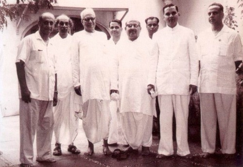 Nolini-Kanta-with-Manubhai-Shah-Udar-Pinto-Surendra-Mohan-Ghosh-and-Navajata.jpg