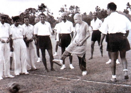 Nolini Kanta with the Mother, Tejendranath Mukherjee, Pranab Kumar Bhattacharya and Udar Pinto in th