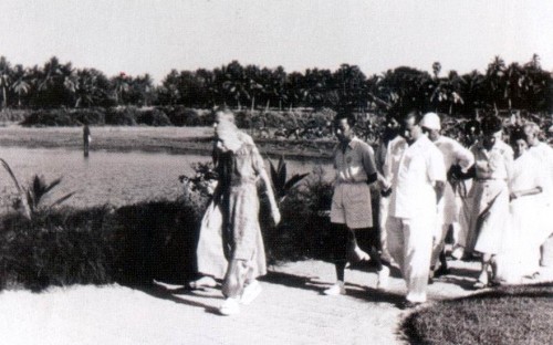 The-Mother-at-the-Island-1958-with-Ananta-Amiyo-Ranjan-Ganguly-Udar-Pinto-Nolini-Kanta-Eleanor-Huta-and-Amrita..jpg