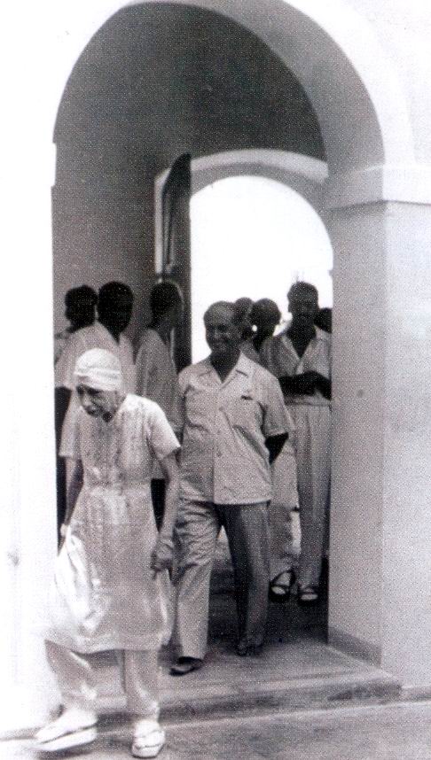 The-Mother-at-the-inauguration-of-Senteurs-in-September-1958.-Behind-the-Mother-are-Tanmaya-Udar-Pinto-Nolini-Kanta-Gupta-and-Gautam..jpg