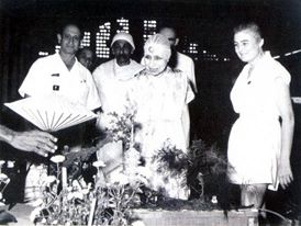 The Mother looking at the decorations of Christmas 1960 with Udar Pinto, Nolini Kanta Gupta and Mona