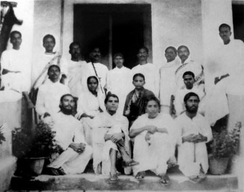 Top (left to right) Rajangam, Tirupati, Khitish, Nolini Kanta Gupta, Satyen alias Vindyeswari Prasad