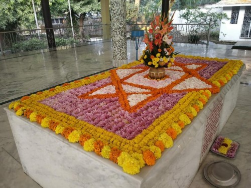 576_Samadhi-Decorations-at-Sri-Aurobindo-Yoga-Mandir-Rourkela.jpg